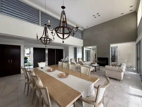 Casa en Venta con 2 cocheras