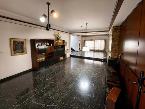 Casa en Venta con 3 cocheras