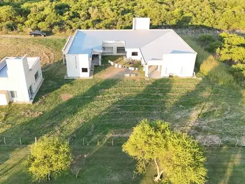 Casa 8 ambientes con 3 baños