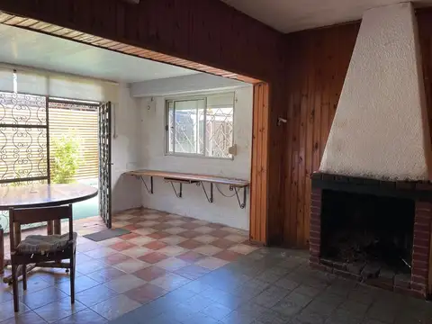 Casa 4 ambientes con 2 baños