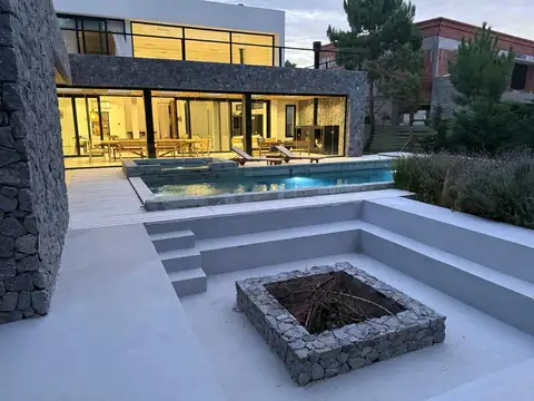 Casa 7 ambientes con 5 baños