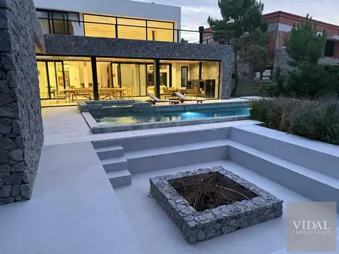 Casa 7 ambientes con 5 baños