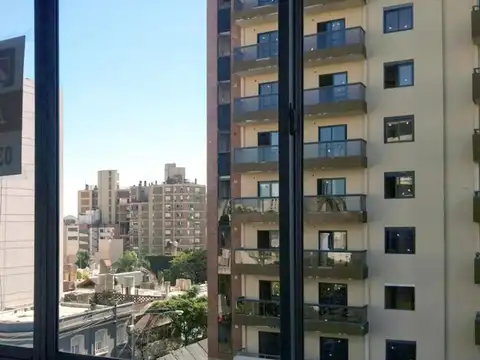 Oportunidad. Sobre Bv. San Juan - Departamento Luminoso de 1 Dormitorio con Balcón
