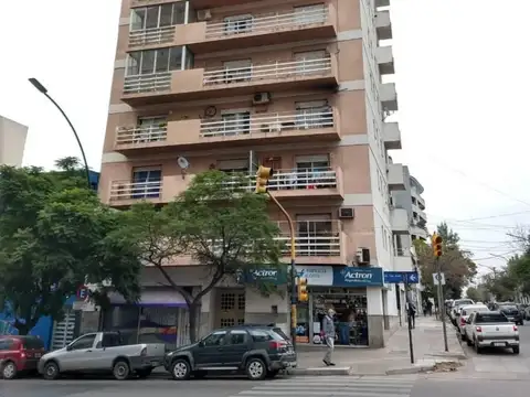 Oportunidad. Sobre Bv. San Juan - Departamento Luminoso de 1 Dormitorio con Balcón