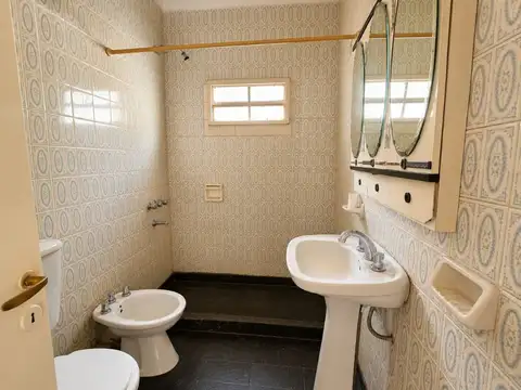 Casa 6 ambientes con 2 baños
