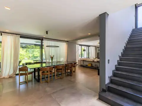 Casa 8 ambientes con 6 baños