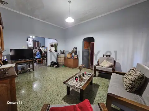 Destacada Casa de 4 Ambientes con Cochera Doble y Terraza en Villa Adelina