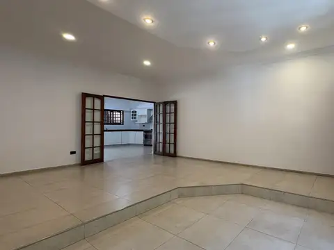 Casa 8 ambientes con 3 baños