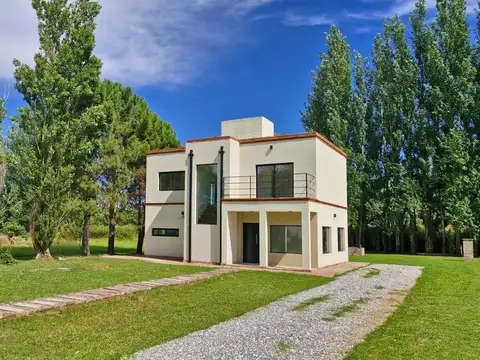 Casa 4 ambientes con 2 baños