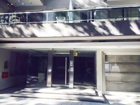 Semipiso con cochera en edificio con pileta.