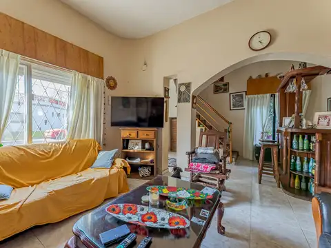 CASA EN VENTA 4 DORMITORIOS CON PATIO + TERRAZA