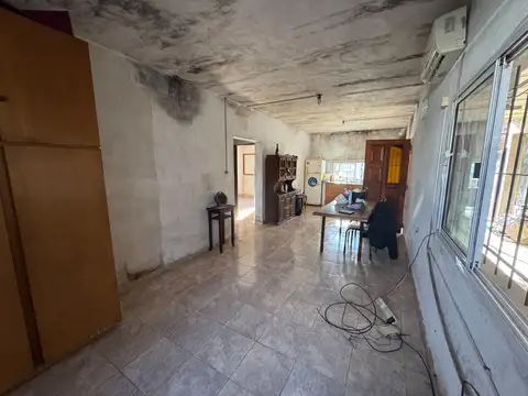 AMPLIA CASA DOS DORMITORIOS CON PATIO EN VENTA BAIGORRIA