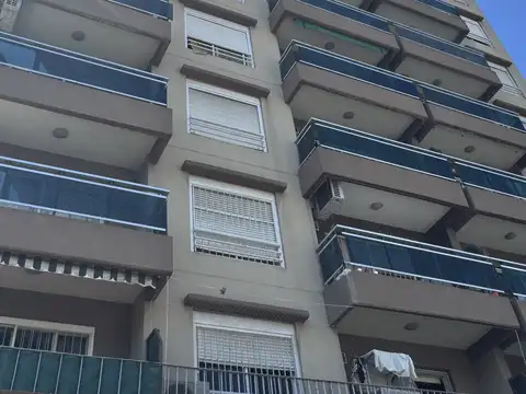 Dpto. 2 ambientes con balcon, a metros de estacion Caseros