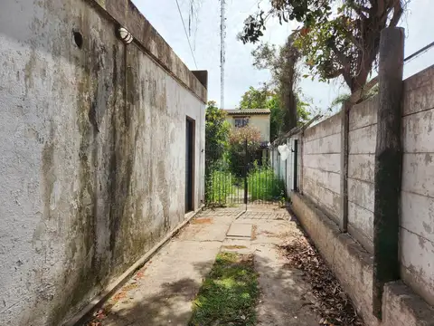 Terreno La Reja Venta o alquiler de 8.66 x 27m con casa 3 amb  y 2 locales