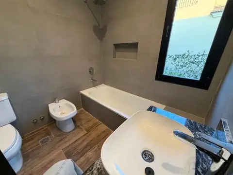 Casa en Alquiler con 2 cocheras
