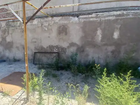 EXCELENTE GALPÓN de 11 x 43  CON ESTACIONAMIENTO, EN LA ZONA