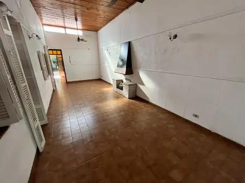 Casa 5 ambientes con 1 baño