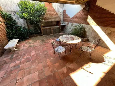 Casa a la venta de tres dormitorios en Barrio Parque Casado