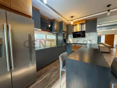 Casa en Venta con 2 cocheras