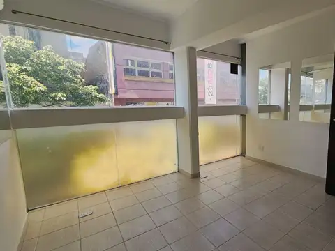 Oficina de 50 m2 propios en alquiler en zona centro, mendoza y 25 de mayo