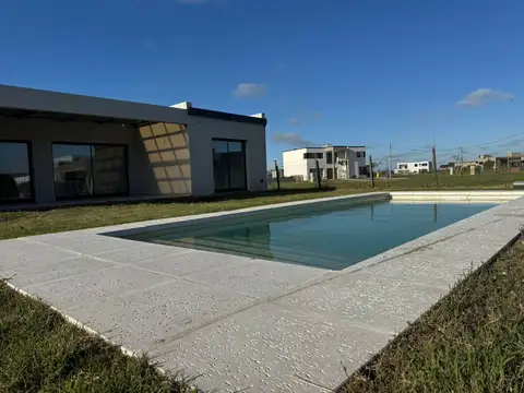 Casa en Venta - 4 AMB en El Ensueño