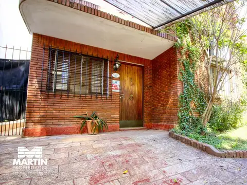 Casa en venta apta crédito. 5 amb con jardín y jardín de invierno en Olivos