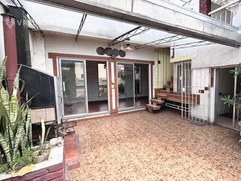 Casa de 5 ambientes en alquiler con patio, quincho, parrilla y cochera