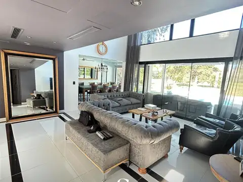Casa en Venta con 3 cocheras