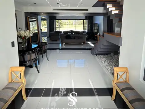Casa 8 ambientes con 5 baños