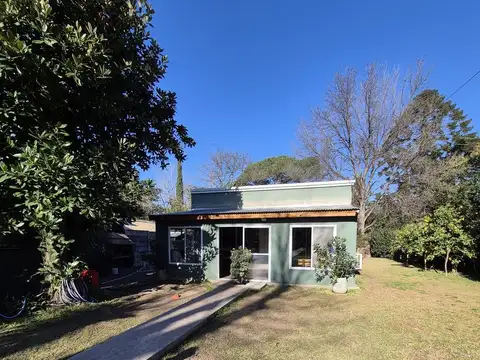 Casa con amplio terreno, jardin y pileta en Muñiz