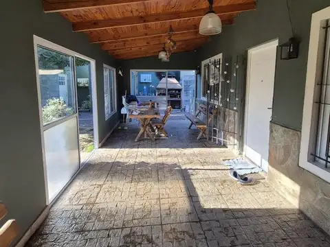 Casa 4 ambientes con 2 baños