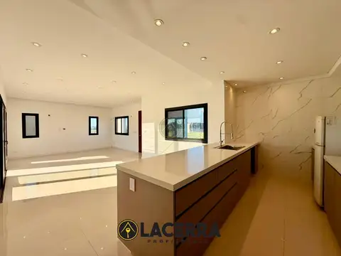 Casa en Venta con 4 cocheras