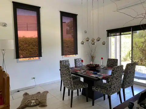 Casa en Venta - 4 dormitorios - USD 380.000