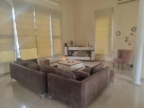 Casa en Venta con 6 cocheras