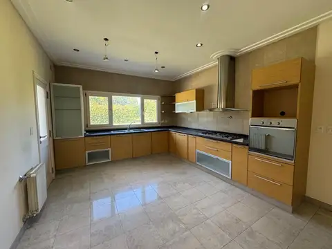 Hermosa e impecable propiedad en Campos de Alvarez.