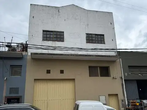 Gran galpón de 740m2.
