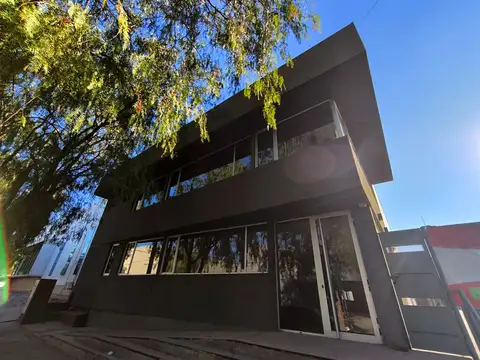 ALQUILER GALPÓN Y OFICINAS EN PARQUE INDUSTRIAL