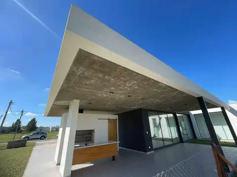 Casa a Estrenar | Lote 1300 m² | 3 Dormitorios | Piscina
