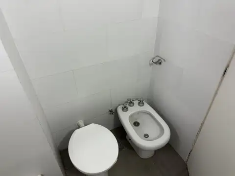 Alquiler dos ambientes al frente con terraza