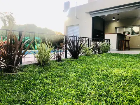 Casa en Venta con 2 cocheras
