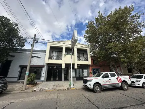 Casa en Venta con local al frente y gran patio. Cochera. Quincho y pileta. Centro Campana