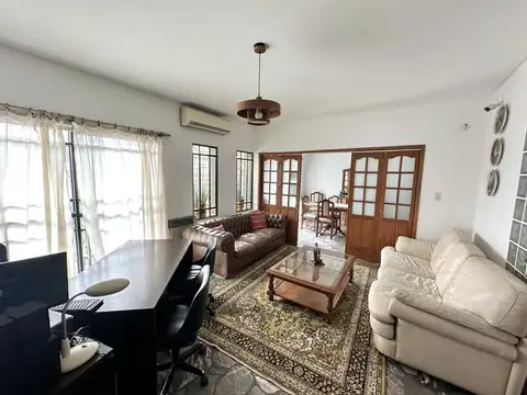 Casa en Venta con local al frente y gran patio. Cochera. Quincho y pileta. Centro Campana