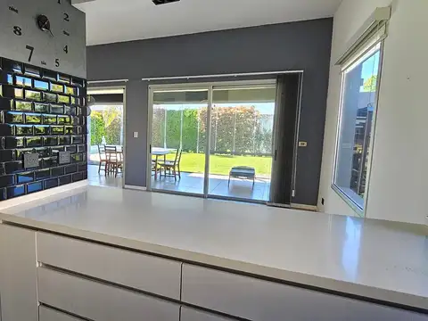 Casa en Alquiler con 4 cocheras