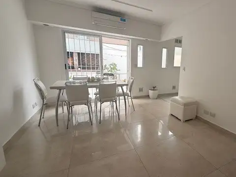 Departamento tipo casa en venta en Villa Luro