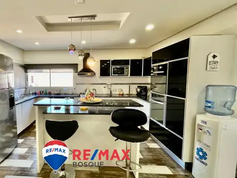 CASA VENTA MAR DE AJO 6 AMBIENTES Y DEPARTAMENTOS