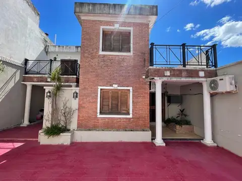 CASA EN VENTA - LA RIOJA AL 250 - 5 DORMITORIOS