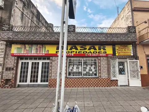 AMPLIA VIVIENDA CON SALIDA A DOS CALLES