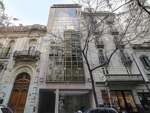 Oficina en planta libre en piso alto. Edificio de oficinas en excelente zona Recoleta. Cochera.