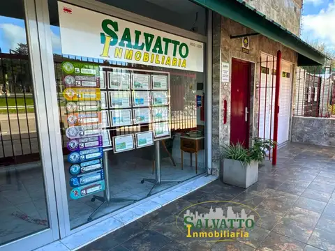 EDIFICIO DE TRES PLANTAS INCLUYE LOCAL Y ESPACIO AEREO FRENTE A PLAYAS DEL SUR