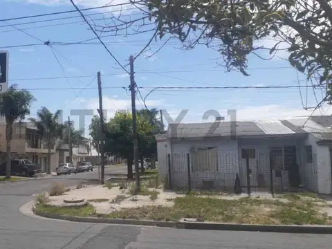 Lote en esquina con construcciones – 40 y 134 San Carlos La Plata  | Ideal inversión